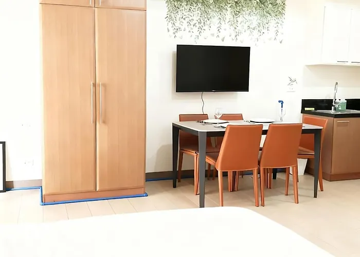 Grand View Venice 1br With Balcony Near Bgc Apartment