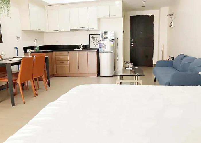 Apartment Grand View Venice 1br With Balcony Near Bgc